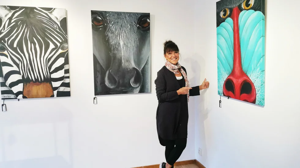 Konstnären Sonia Sjögren har vernissage för sin solo-utställning ”Kraftdjur” på Galleri1 nu på lördagen.