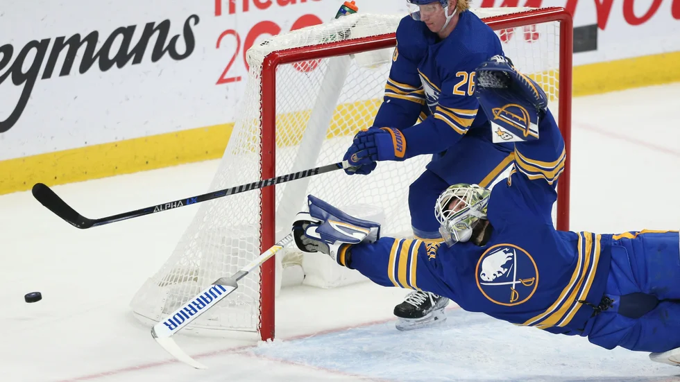 Buffalos målvakt Aaron Dell kommer flygande, medan Rasmus Dahlin hjälper till att täcka i bakgrunden.