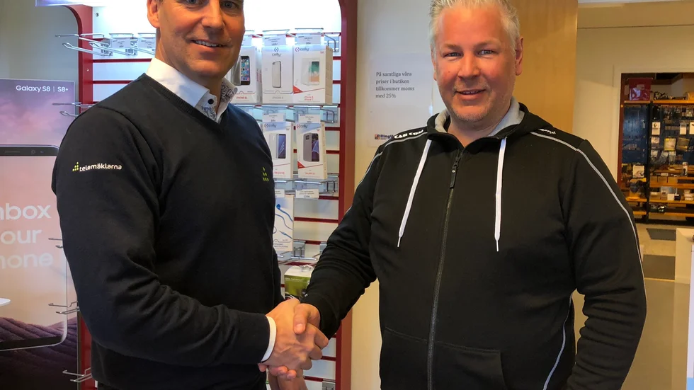 Vd Christer Öhman och Telemäklarna (t v) förvärvar Carcom i Skellefteå från Fredrik Johansson.