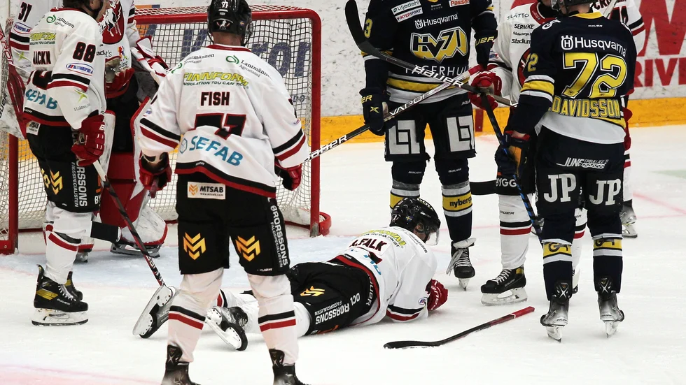 Alexander Falk fick bryta bortamatchen mot HV71.