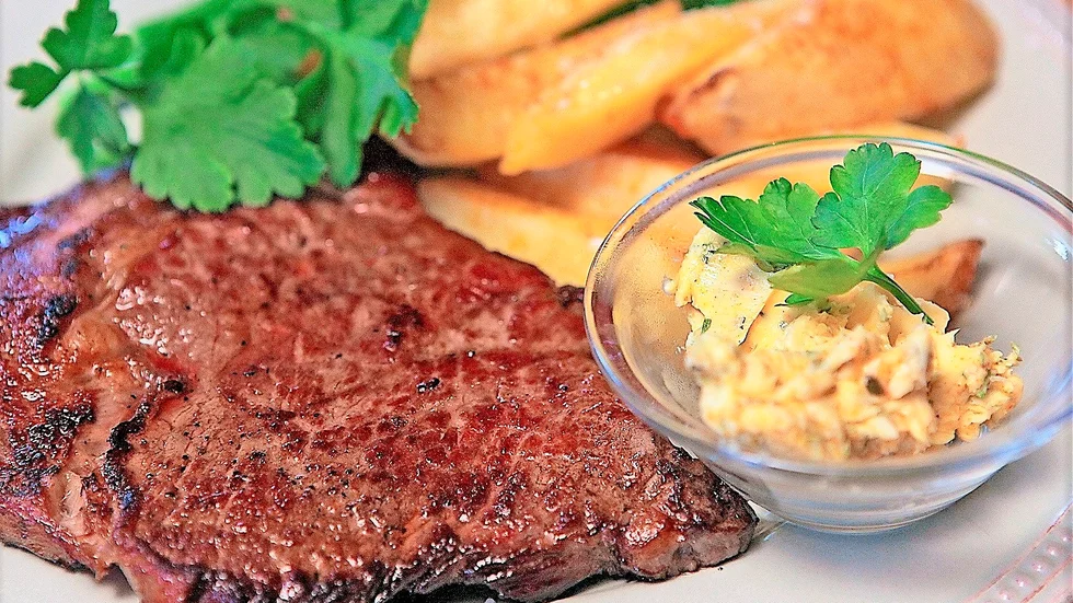 En köttbit i all sin enkelhet med örtsmör och ugnsbakade potatisklyftor är alltid lika gott.