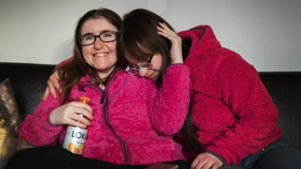 Skådespelarkollegorna Hanna Newman och Linnea Lövberg ser fram mot att få ta lite större plats i den uppdaterade versionen av "En midsommarnattsdröm".