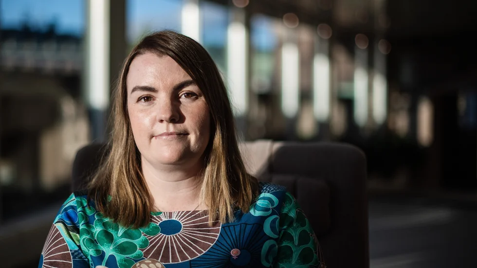 Emilia Töyrä (S) sitter inte kvar i riksdagen utan ska satsa på kommunpolitiken i Kiruna. Däremot är hon fortsatt en av två politiska ledamöter från Norrbotten i renmarkskommittén. 