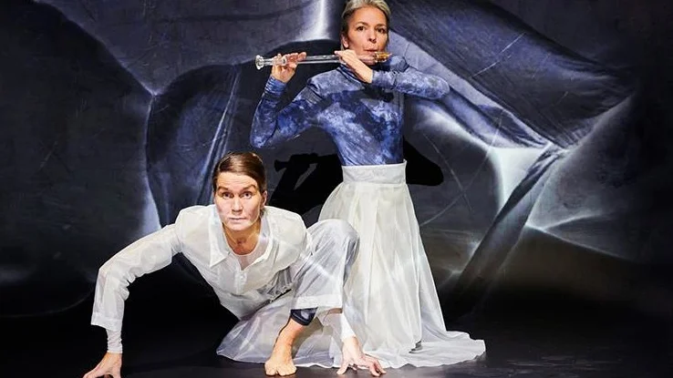 "Flöjtist och dansare för en ordlös dialog med varandra", skriver NSD:s recensent om "The Conference of the Birds" med Kerstin Frödin och Katarina Eriksson som hade smygpremiär i Piteå på fredagskvällen. 