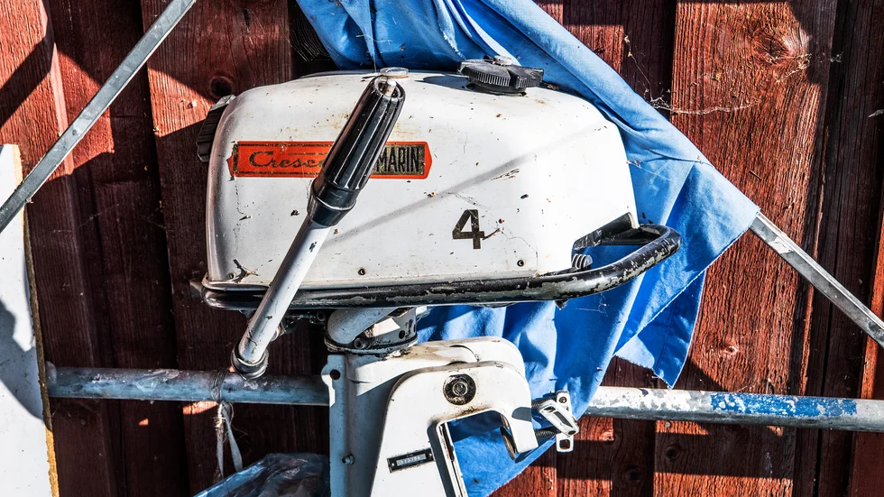 Tvåtaktsmotorer med förgasare släpper ut omkring en fjärdedel av bränslet i|stället för att förbränna det. Nu vill Havs- och vattenmyndigheten se ett förbud eller andra åtgärder för att få bort de miljöovänliga båtmotorerna. Arkivbild.