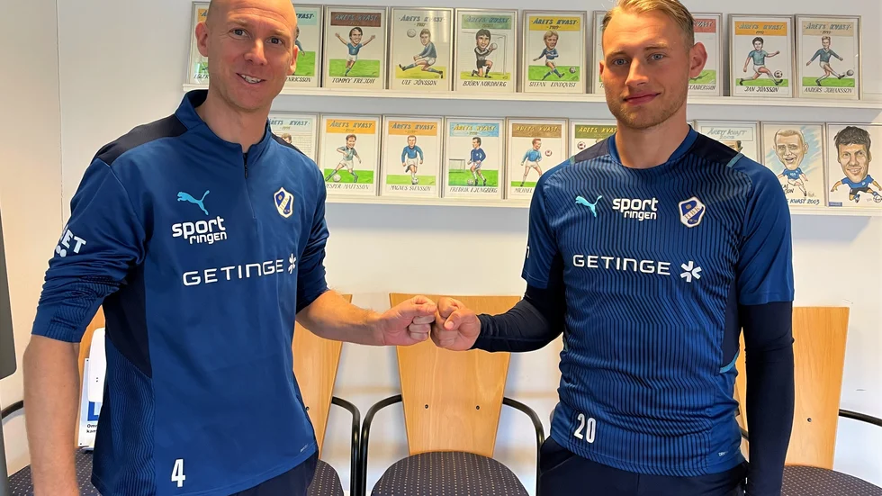 Halmstads lagkapten Andreas Johansson välkomnar Villiam Dahlström till klubben. I bakgrunden skymtar bilder på spelare som utsetts till årets kvast (årets spelare), och där återfinns gotlänningen Jesper Mattsson (1996) i sällskap med bland andra Magnus "Turbo" Svensson, Fredrik Ljungberg och Michael Svensson.
