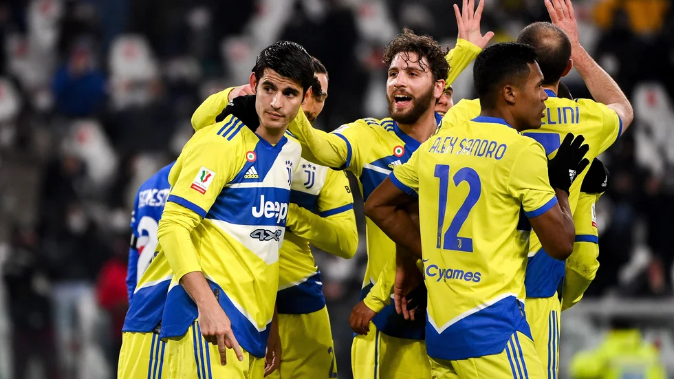 Juventus Alvaro Morata, till vänster, gratuleras för sitt mål i segern över Sampdoria i Italienska cupen.