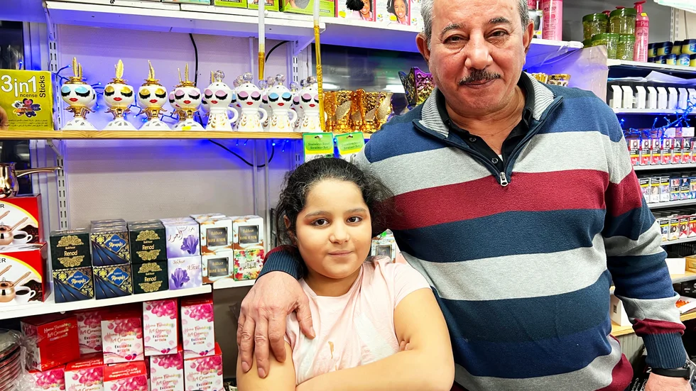 Palm Livs ägare Mohamed Al-Salami med dottern Bagdad, 7 år är oroad inför framtiden. ”Vi visste inte att huset ska rivas”, berättar han.