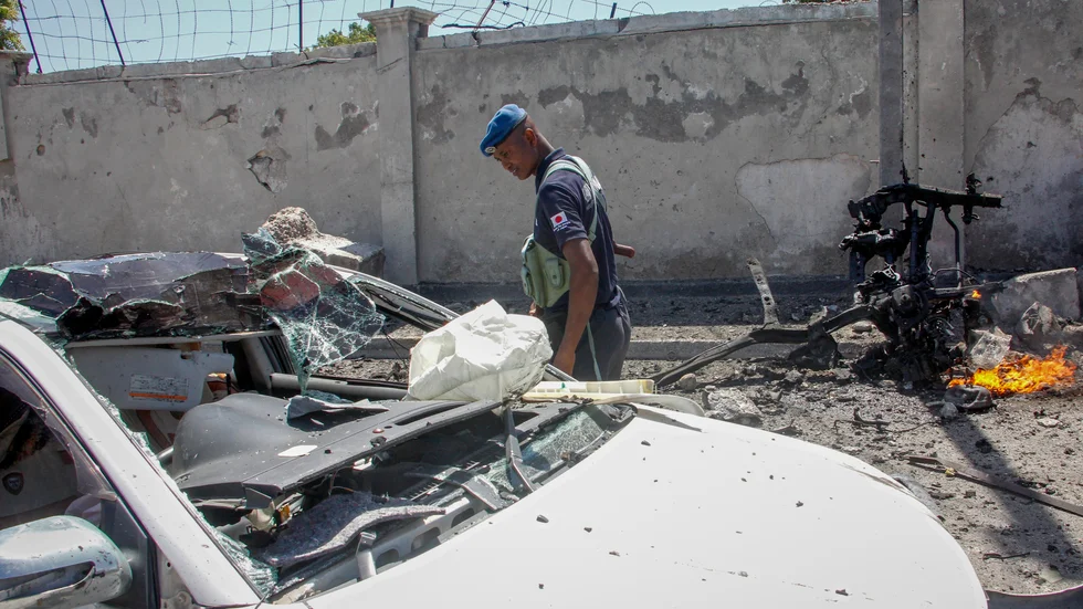 En somalisk polis på attentatsplatsen i Mogadishu.