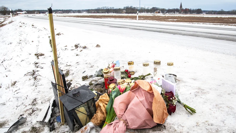 Flera personer har lämnat blommor och ljus vid olycksplatsen i Follingbo, där en 28-årig kvinna avled efter en kollision med en lastbil. "Varför sandas det inte? Det varnades ju för extremhalka. Varför gjorde man inget åt det? Det här skulle inte behövt hända", säger Karin Wikberg, som var några bilar bakom olyckan.