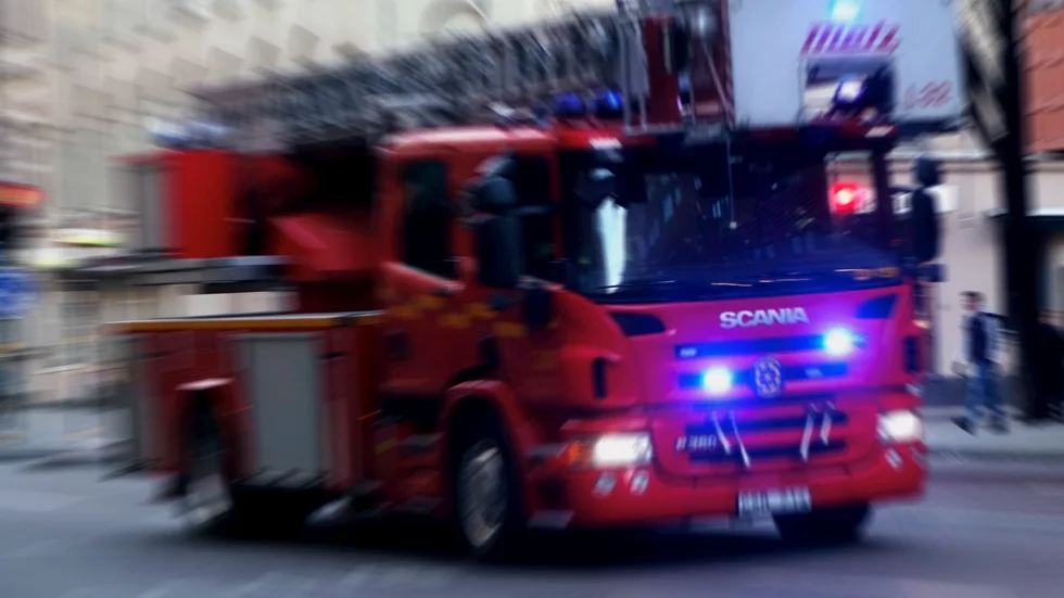 Det började brinna kraftigt i en lägenhet i Norrköping sent på torsdagskvällen och flera personer fick föras till sjukhus. Arkivbild.