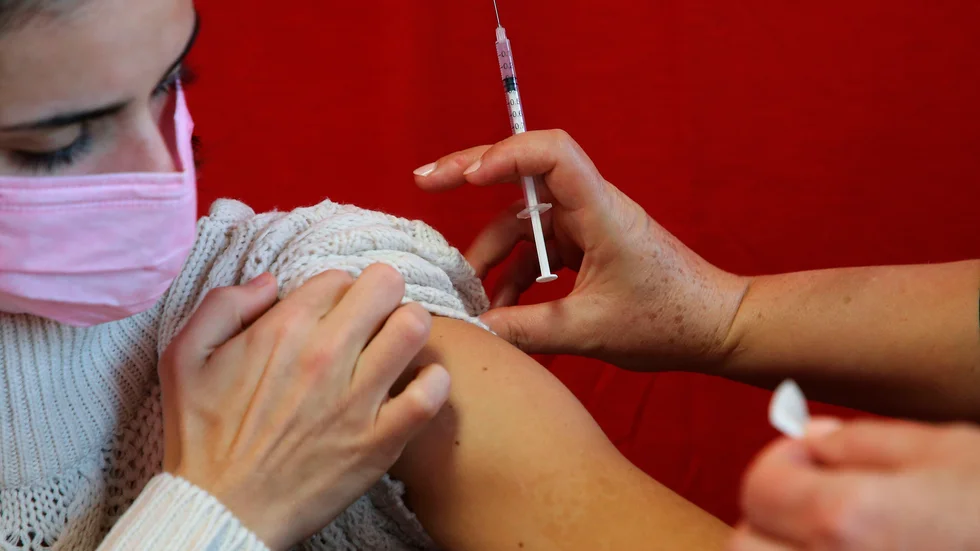 En tonåring i Anglet i södra Frankrike får vaccin mot covid-19.