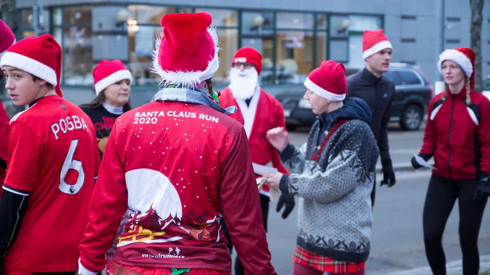 Löpglada tomtar samlades på torsdagen vid Godsmagasinet för att springa en runda och skänka en slant till Unicef. Lisa Sund i grå tröja är initiativtagare till Tomtejoggen.