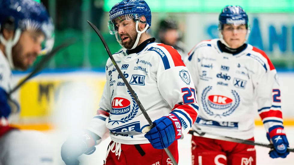 Johan Alm var tillbaka på isen efter 810 dagars frånvaro efter den tuffa knäskada han ådrog sig på träning med IK Oskarshamn i oktober 2019.