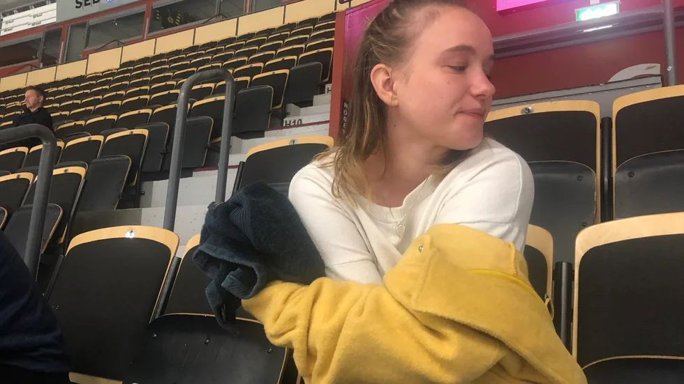 En puckträff och ispåse senare – Johanna Salo spenderar fortfarande tid i båset.