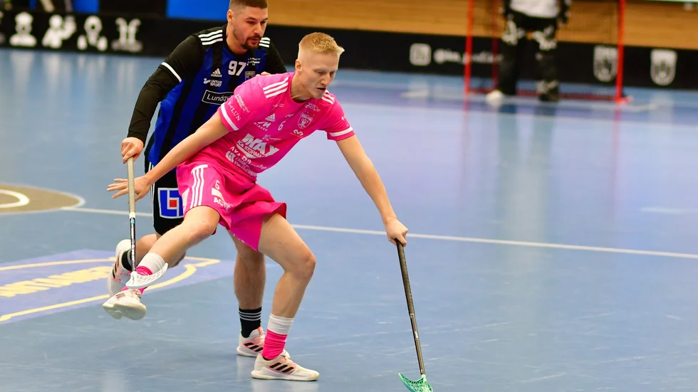 Patrik Burman (t h) gjorde två mål i den första perioden. Här är han pressad av Sirius Fredrik Ekholm.