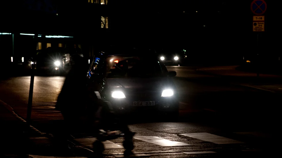 Två passagerare hamnade i bråk under en bilfärd. En av dem har nu åtalats för misshandel.