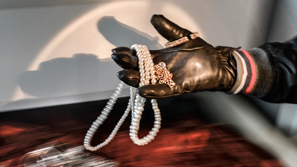 Mannen har erkänt inbrottet i en villa i Litslenatrakten. Smycken togs bland annat från husägarna.