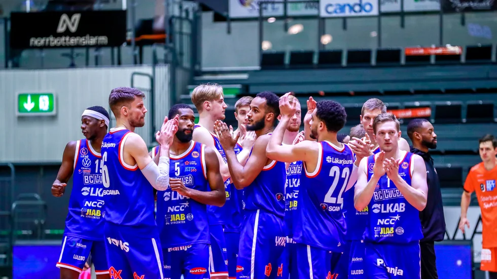 Adam Rönnqvist (längst till höger) firar segern med laget. Matchen var hans 300:e i klubben och han hyllades innan uppkast. "Jättekul", säger han. 
