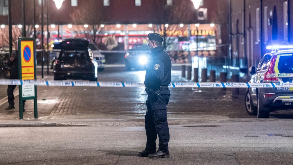 Polis och avspärrningar på Kungsgatan vid Värnhemstorget efter en misstänkt skottlossning i samband med ett bråk.