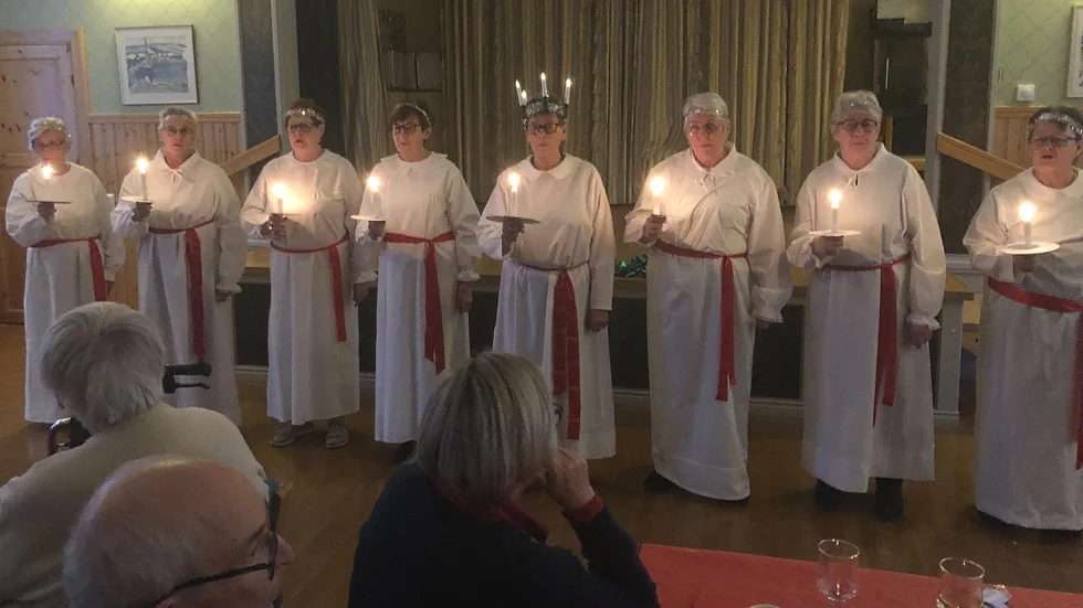 Luciatåget från vänster: Anita Jonsson, Kerstin Sundström, Laila Lidström, Rigmor Andersson, Lucia Vivianne Andersson, Wiveka Stenberg, Elisabet Vesterlund, Britt-Inger Nilsson