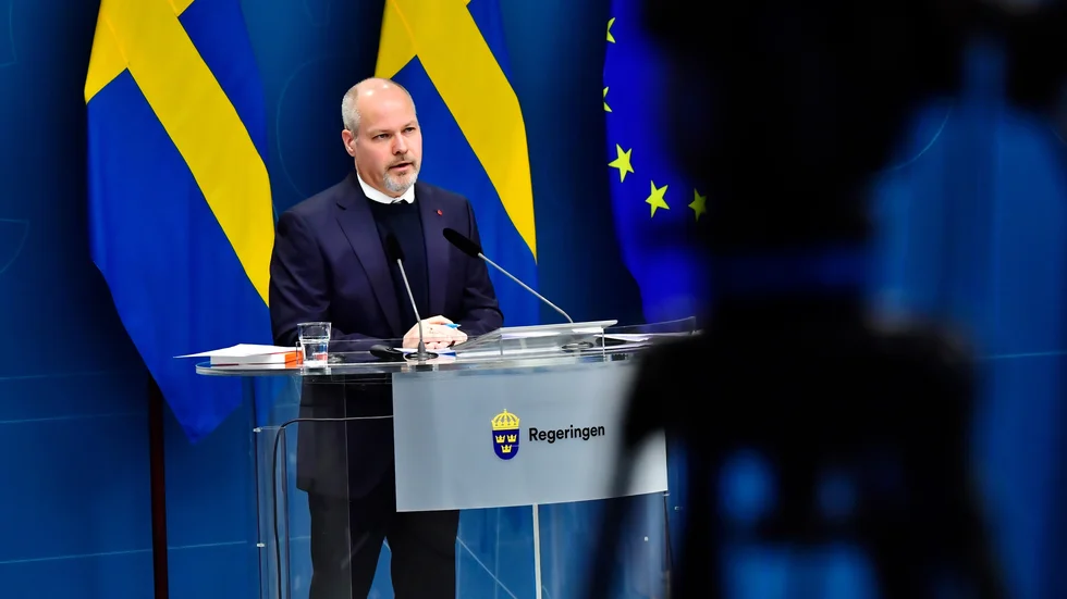 Var god dröj, justitieministern och regeringen tänker.
