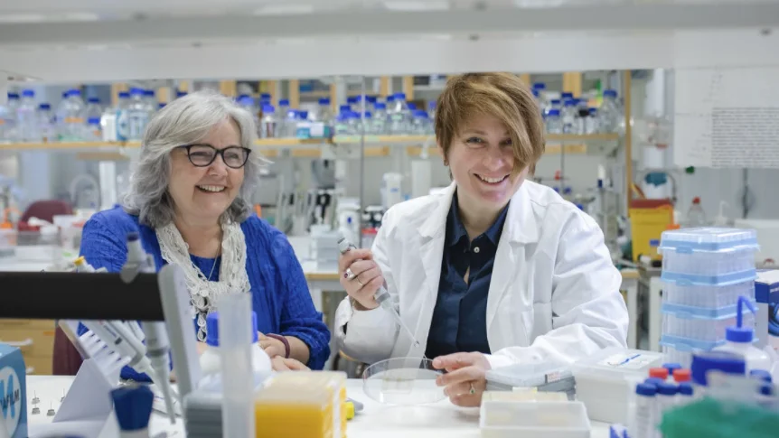 Professor Elisabeth Sauer-Eriksson, till vänster, och första forskningsingenjör Irina Iakovleva, båda vid kemiska institutionen vid Umeå universitet.