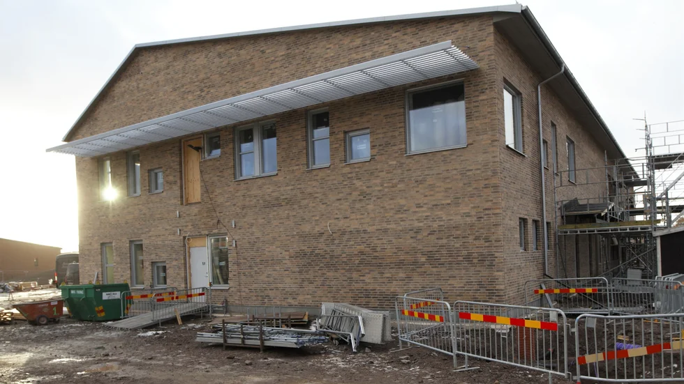 Det första spadtaget till den nya förskolan togs i mars tidigare i år. Därefter har bygget löpt på bra, enligt de båda projektledarna. 