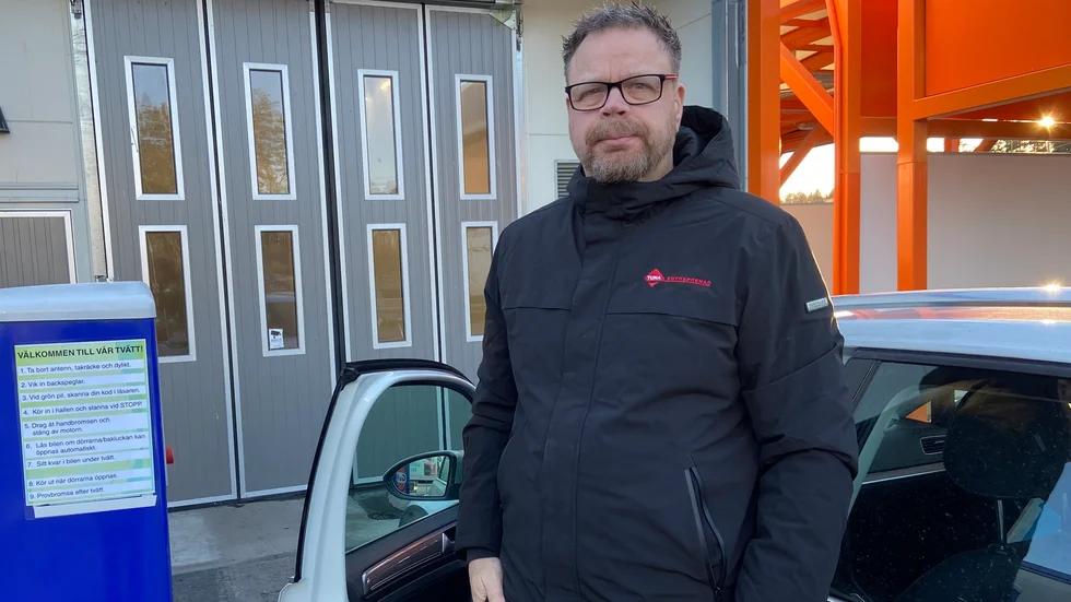 Patrik Hangaard i kön till Gulfs automattvätt: "Det ligger mycket salt ute på E 20."