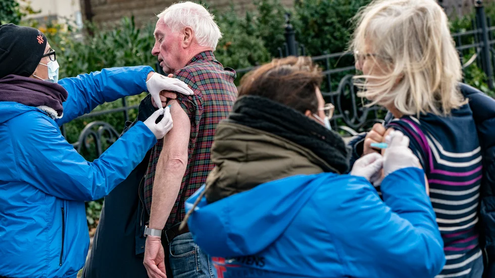 Hur ska man veta om hemtjänstpersonalen är vaccinerade mot covid-19, undrar en orolig 70-plus.