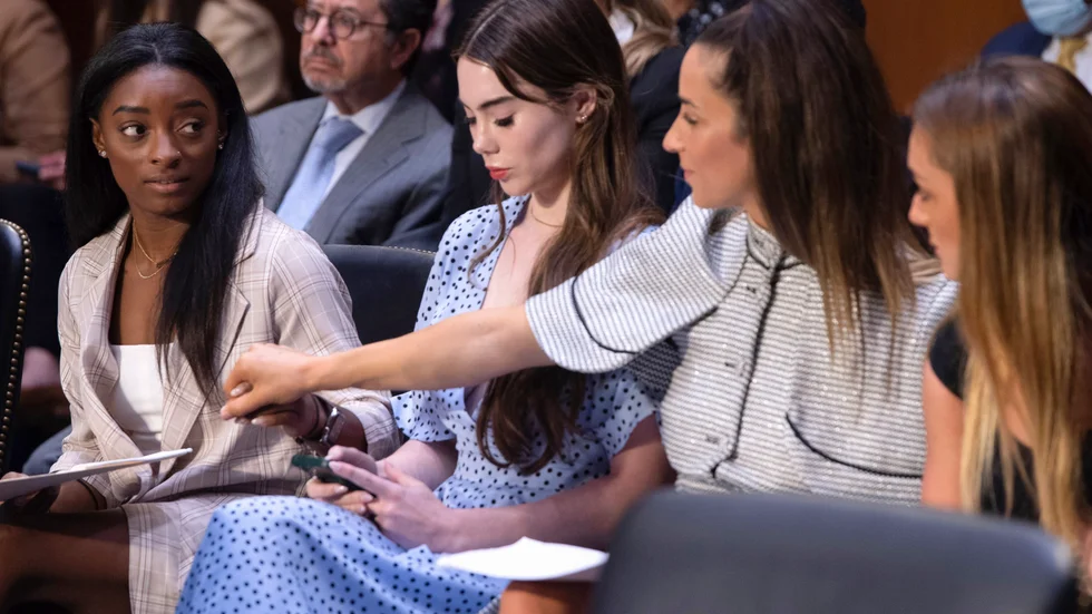 De amerikanska gymnasterna Simone Biles, McKayla Maroney, Aly Raisman and Maggie Nichols vittnar för senaten. Arkivbild.