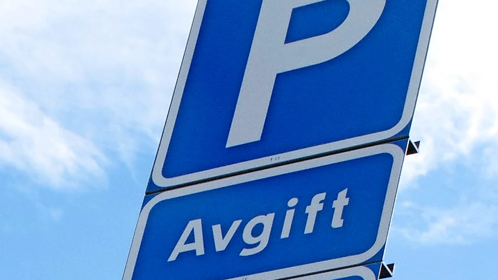 Skribenten är fundersam över att betala årsavgift för parkeringsplats, men inte vara säker på att få plats.