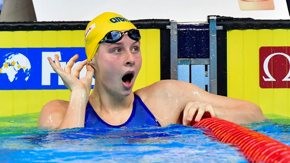 Sophie Hansson ser något förvånad ut efter sitt svenska rekord på 50 meter bröstsim redan i försöken i VM.