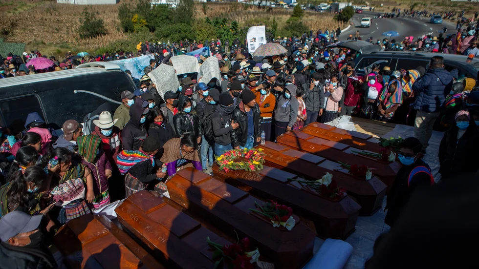 En av Guatemalas större motorvägar har de senaste dagarna blockerats av människor som sörjt de som dödades i en attack i helgen. Flera av offrens kistor placerades på vägen för att väcka uppmärksamhet åt våldet.