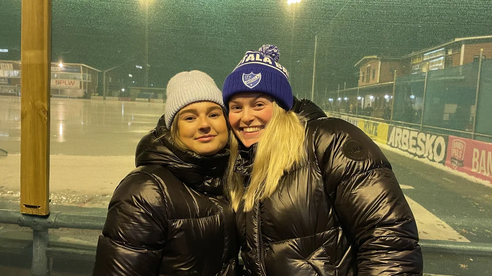 Mathilda Johansson och Tilda Larsson var glada inför matchstart. Tildas pojkvän, Viktor Hulthammar, spelar i laget och hejas på lite extra. –Håll koll på nummer 77, säger hon