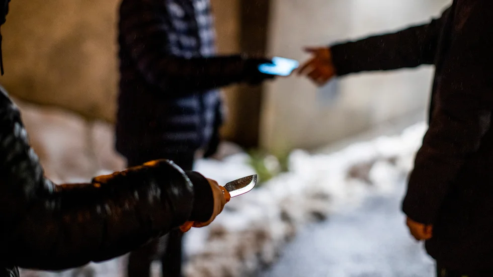 Ungdomsrånen har fördubblats sedan 2015. Och slående är att många av rånen verkar ha rasistiska motiv, något det inte pratas om så mycket då offren är svenskar, menar ledarskribenten.