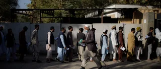 Hundratals i passköer för att lämna Afghanistan