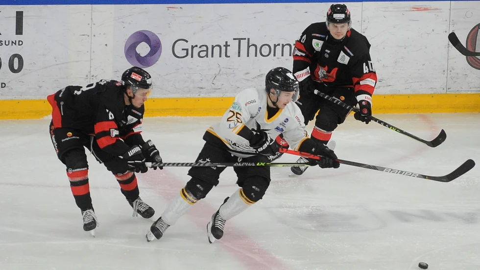 Isak Dahlin försöker få fatt i pucken. Han stod för ett mål och en assist för sitt Nyköpings SK under söndagskvällen.