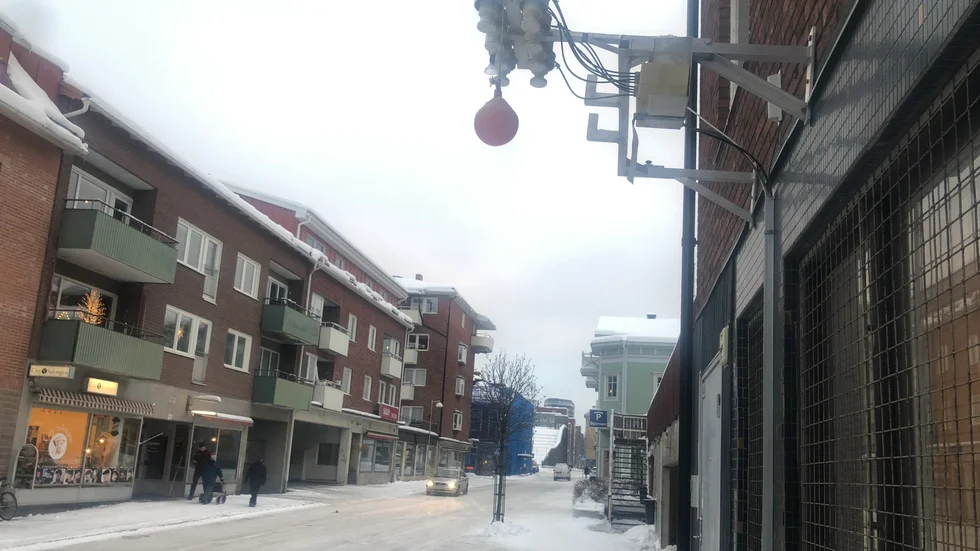 Mätningen av partiklar (och även kväveoxid) görs på Prästgårdsgatan. Enligt de direktiv som finns ska mätningar göras i ett "värsta gaturum", sett till trafikmängd och även till hur tät bebyggelse som omger gatan.