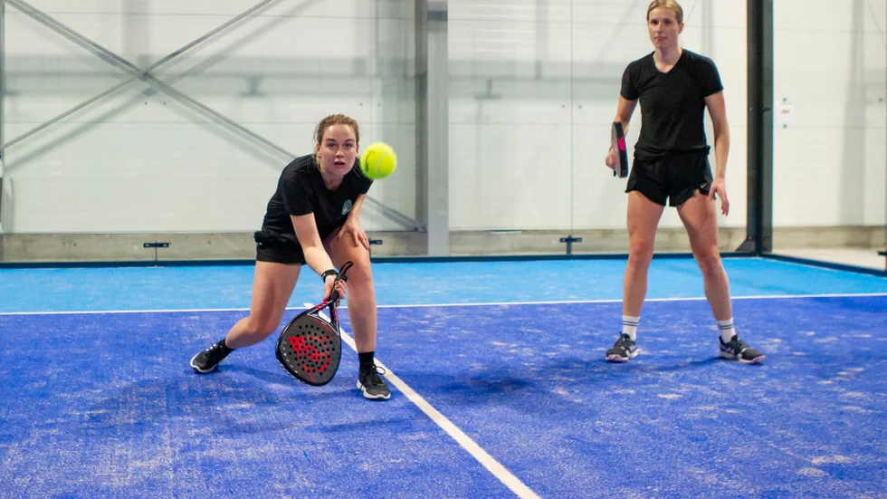Ida Ljungren, en av delägarna i Padelladan i Sjökumla, är glad över att både kunna spela själv och att de nu kan ta emot padelspelare i hallen. 