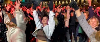 TV: Här släpper Gamla torget loss – ser du någon du känner i vimlet framför buren?