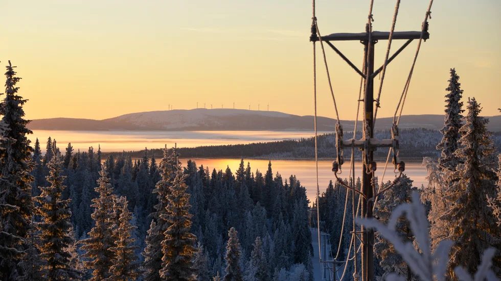 Vackra på håll, men inte så roliga att bo granne med. Skellefteå Krafts ansökan om tillstånd att uppföra en testanläggning för vindkraft på Uljabuouda väcker känslor. Det syns inte minst i yttrandena som inkommit i ärendet. 