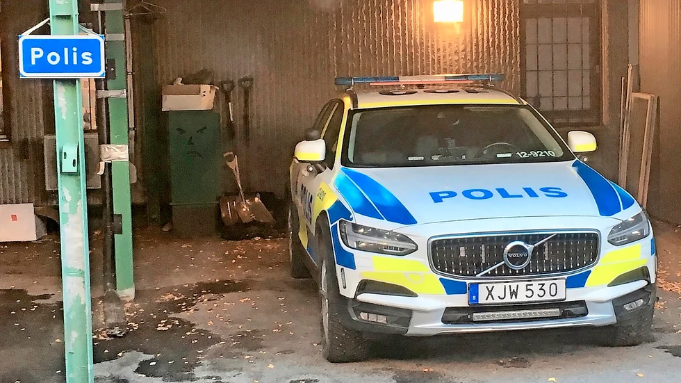 De unga männen hämtades in till förhör till polishuset på tisdag förmiddag och anhölls efter förhör. En av dem har nu släppts men brottsmisstanken kvarstår.