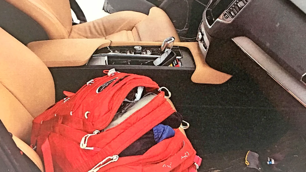 När 40-åringen greps i den stulna bilen hittades bland annat en ryggsäck med kläder som polisen tror kan tillhör mannen. 