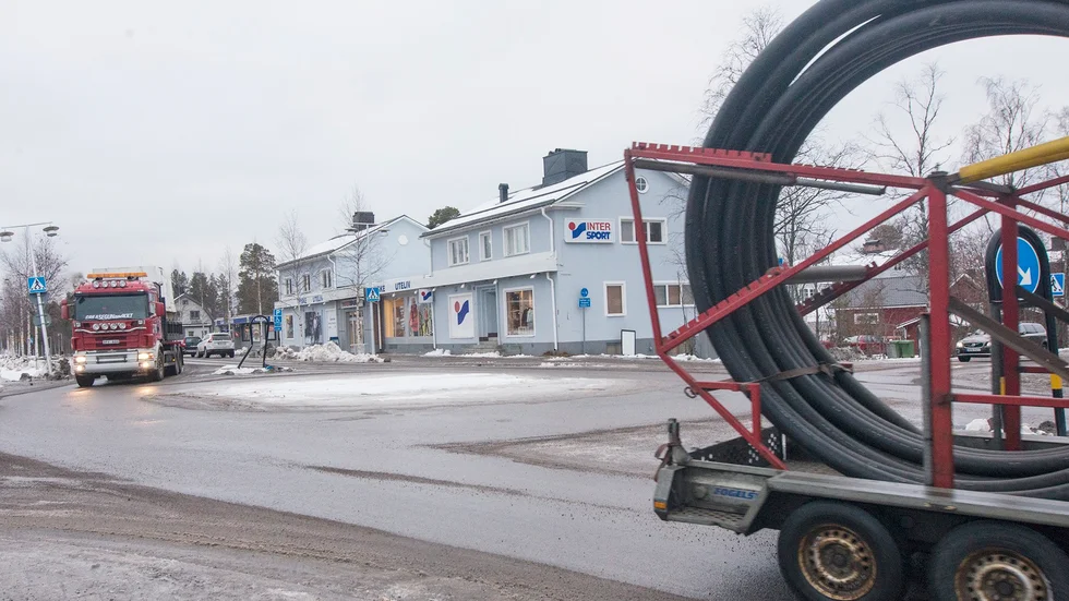 Drygt 600 tunga fordon passerar genom Arvidsjaur i snitt - varje dygn. Nu utreds det huruvida man bör se över möjligheten att omleda viss trafik för att minska risken för olyckor.