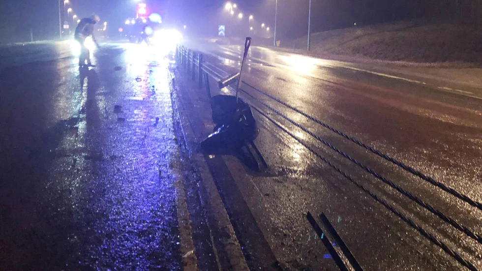 Personbil körde in i mitträcket. 