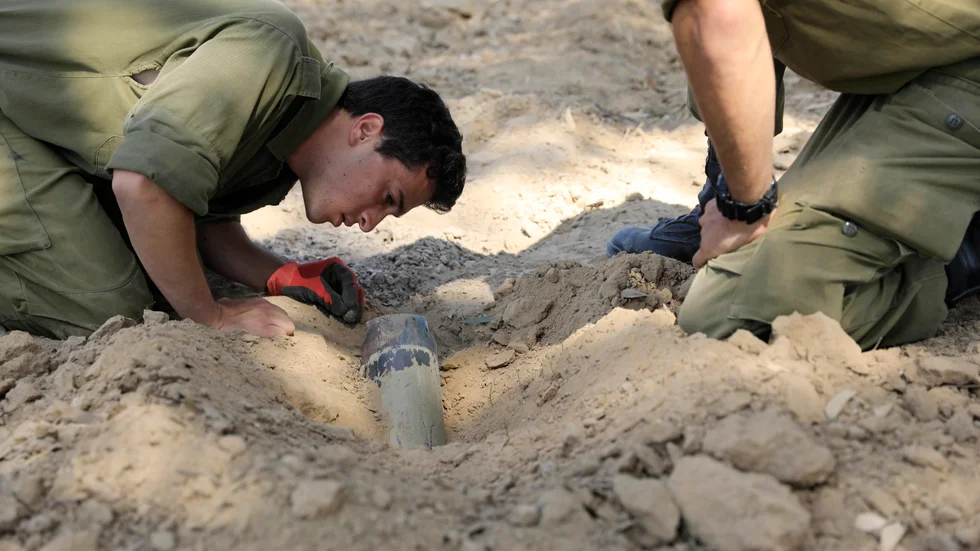 Israeliska soldater undersöker en missil avfyrad från Gazaremsan i juni 2018.