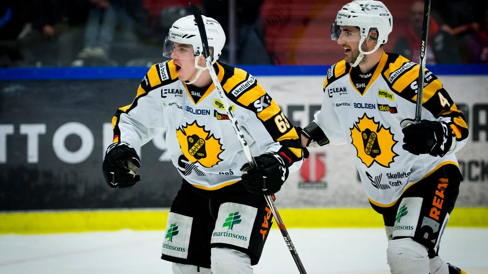 Sebastian Aho jublar efter ett mål med AIK säsongen 16/17. Nu spelar Aho för Bridgeport Sound Tigers i AHL. På bildens syns även AIK-forwarden Bud Holloway (höger). 