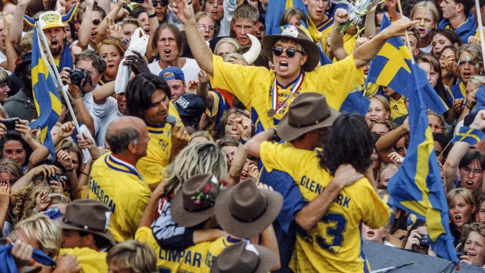 Tomas Brolin och de övriga bronshjältarna i det svenska fotbollslandslaget står på scenen i Rålambshovsparken och tar emot hyllningar från cirka 100 000 människor. Foto: Pavel Flato/SvD/ TT
