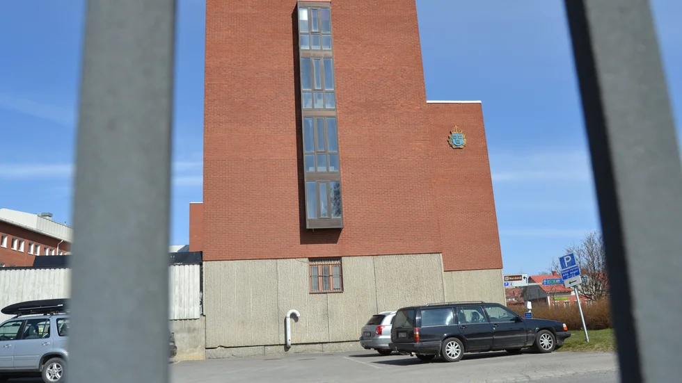 SITTER ANHÅLLEN. Det gör en 20-årig man, misstänkt för våldtäkt.